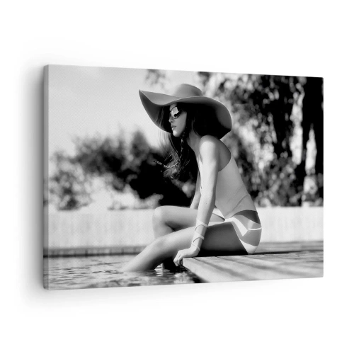 Bild auf Leinwand - Leinwandbild - Frau mit Hut am Pool in Schwarz und Weiß - 70x50cm - Sommertraum - Moderne Wanddekoration für Wohnzimmer und Schlafzimmer ARTTOR
