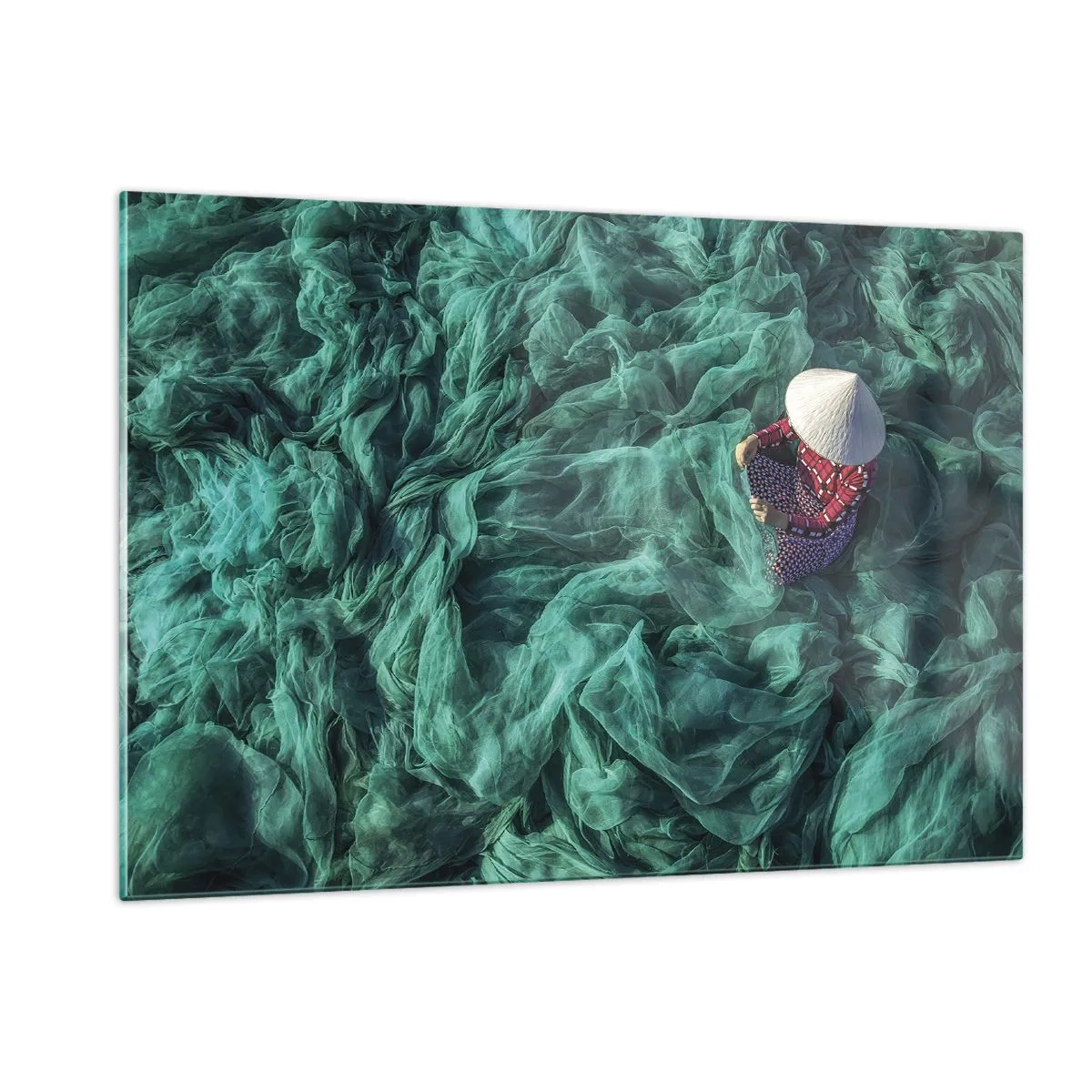 Glasbild - Bild auf glas - Eine Frau mit traditionellem Hut flickt Netze - 120x80cm - In einem Meer aus Netzen - Moderne Wanddekoration für Wohnzimmer und Schlafzimmer ARTTOR