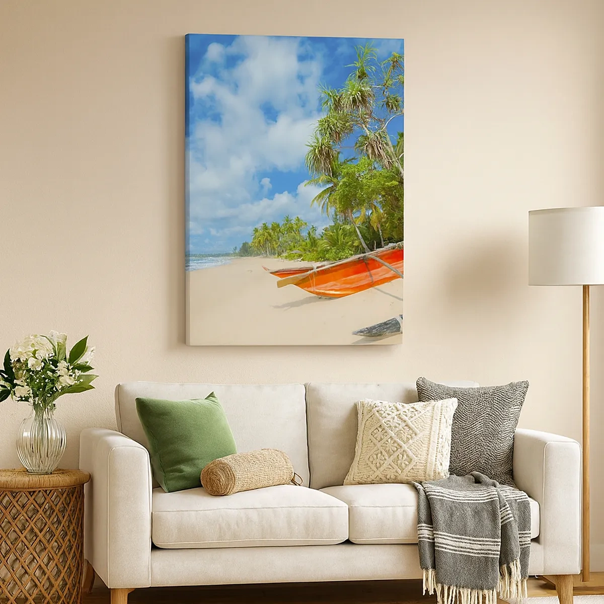 Bild auf Leinwand - Leinwandbild - Tropischer Strand mit Palmen und bunten Booten - 50x70cm - Der Charme der Tropen - Moderne Wanddekoration für Wohnzimmer und Schlafzimmer ARTTOR