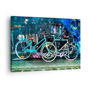 Bild auf Leinwand - Leinwandbild - Zwei türkisfarbene Fahrräder vor einer urbanen Graffiti-Kulisse. - 70x50cm - Die Stadt ruft - Moderne Wanddekoration für Wohnzimmer und Schlafzimmer ARTTOR