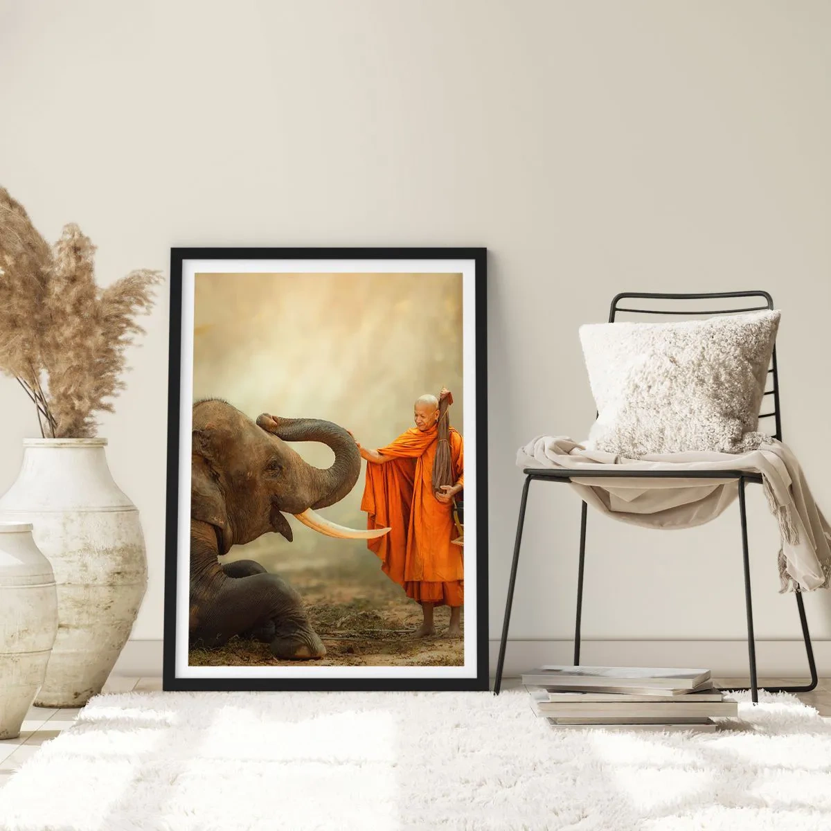 Poster in einem schwarzem Rahmen - Ein Mönch in einer orangefarbenen Robe mit einem Elefanten im Hintergrund - 50x70cm - Treffen unterwegs - Moderne Wanddekoration für Wohnzimmer und Schlafzimmer ARTTOR
