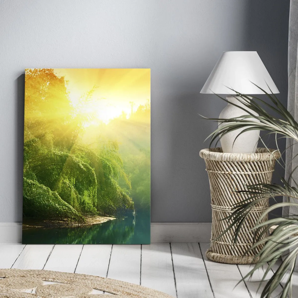 Bild auf Leinwand - Leinwandbild - Ein grüner Wald am Fluss, beleuchtet von den Strahlen der aufgehenden Sonne - 50x70cm - In Sonne und Schatten ertrinken - Moderne Wanddekoration für Wohnzimmer und Schlafzimmer ARTTOR