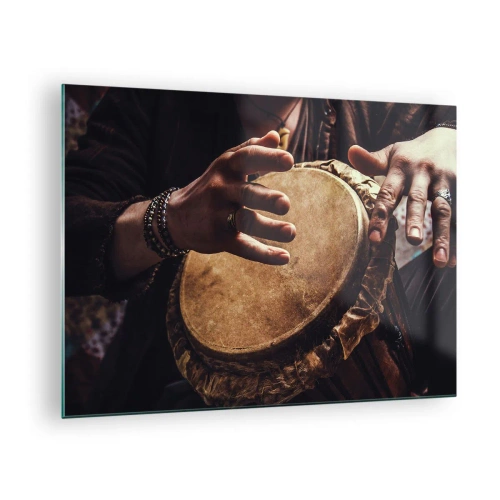 Glasbild - Bild auf glas - Nahaufnahme von Händen, die in warmem Licht eine Djembe-Trommel spielen. - 70x50cm - Im Rhythmus des Herzens - Moderne Wanddekoration für Wohnzimmer und Schlafzimmer ARTTOR