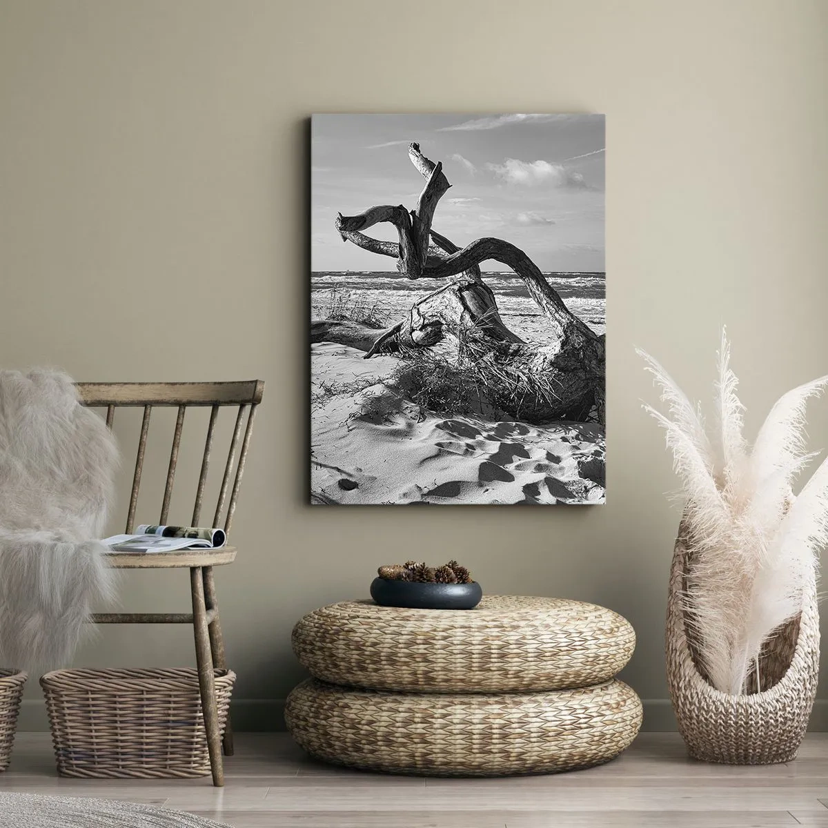 Bild auf Leinwand - Leinwandbild - Schwarz-weiße Landschaft mit einem toten Baum am Strand - 50x70cm - Meeresskulptur - Moderne Wanddekoration für Wohnzimmer und Schlafzimmer ARTTOR