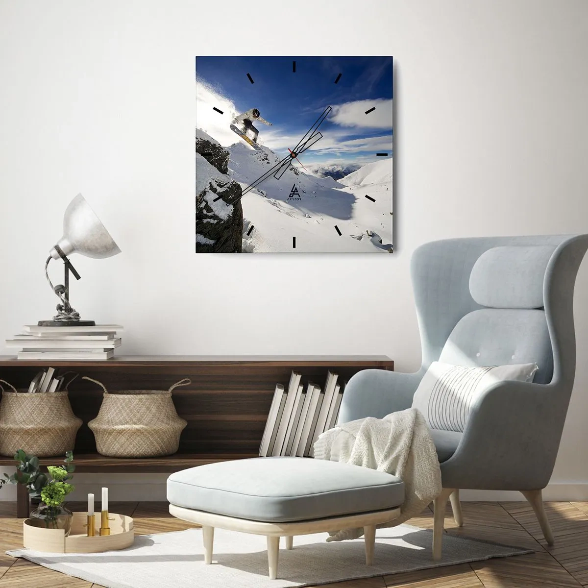 Wanduhr - Glasuhr - Ein Snowboarder springt von einer Klippe mit schneebedeckten Bergen im Hintergrund. - 30x30cm - Freiheit ohne Grenzen - Moderne Wanddekoration für Wohnzimmer und Schlafzimmer ARTTOR