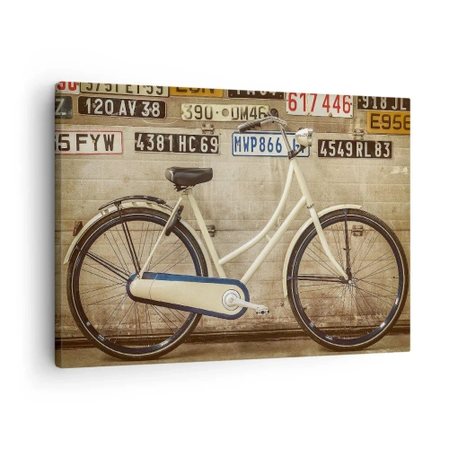 Bild auf Leinwand - Leinwandbild - Ein Retro-Fahrrad vor einer mit Nummernschildern dekorierten Wand - 70x50cm - Keine Komplexe - Moderne Wanddekoration für Wohnzimmer und Schlafzimmer ARTTOR