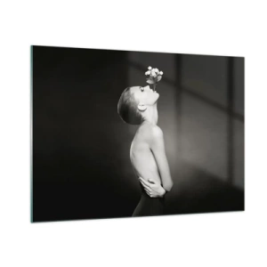 Glasbild - Bild auf glas - Eine Frau mit einer Blume im Mund in einem Schwarz-Weiß-Porträt - 100x70cm - Exzentrische Eleganz - Moderne Wanddekoration für Wohnzimmer und Schlafzimmer ARTTOR