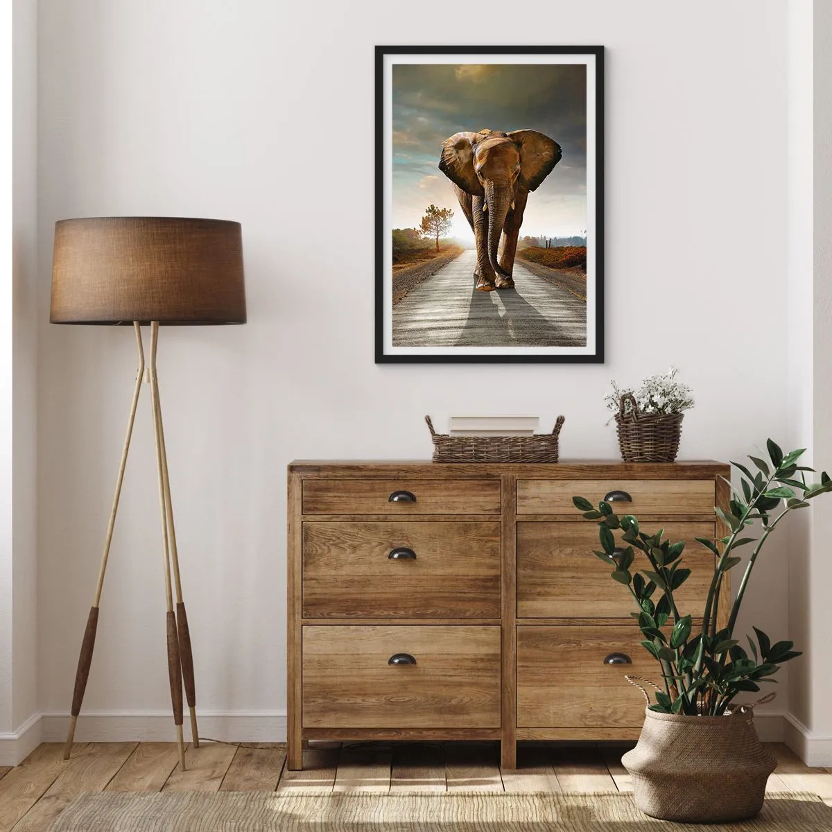 Poster in einem schwarzem Rahmen - Ein Elefant, der bei Sonnenuntergang die Straße entlang läuft - 50x70cm - Und schon gar nicht in einem Porzellanlager - Moderne Wanddekoration für Wohnzimmer und Schlafzimmer ARTTOR