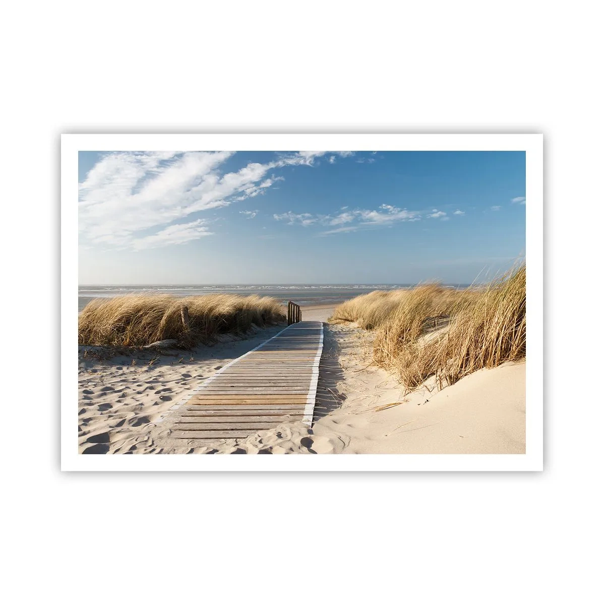 Poster - Ein Holzweg führt durch die Dünen zum ruhigen Meer - 100x70cm - Hinter der Düne, im Rauschen des Grases - Moderne Wanddekoration für Wohnzimmer und Schlafzimmer ARTTOR