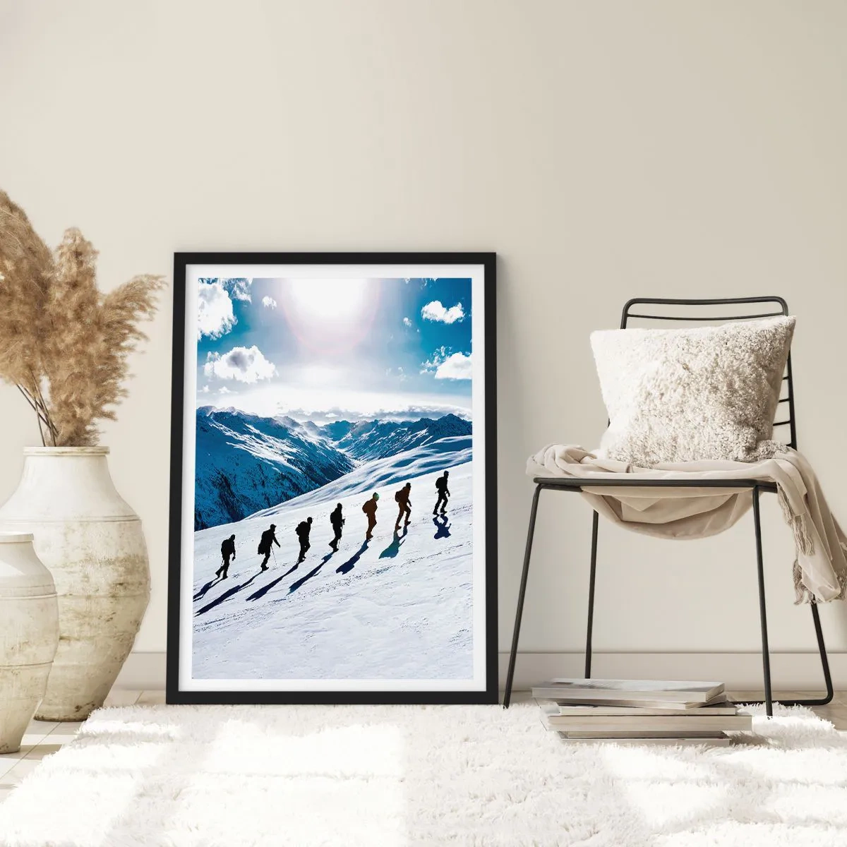 Poster in einem schwarzem Rahmen - Wanderer auf einem schneebedeckten Berghang in der prallen Sonne - 50x70cm - Das Team der Eroberer - Moderne Wanddekoration für Wohnzimmer und Schlafzimmer ARTTOR
