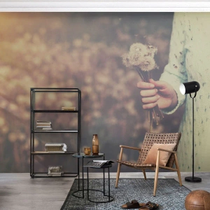 Fototapete Premium Sand - Eine Hand hält Löwenzahn in einem verschwommenen Feld - 100x70cm - Bitte behalte sie - Moderne Wanddekoration für Wohnzimmer und Schlafzimmer ARTTOR