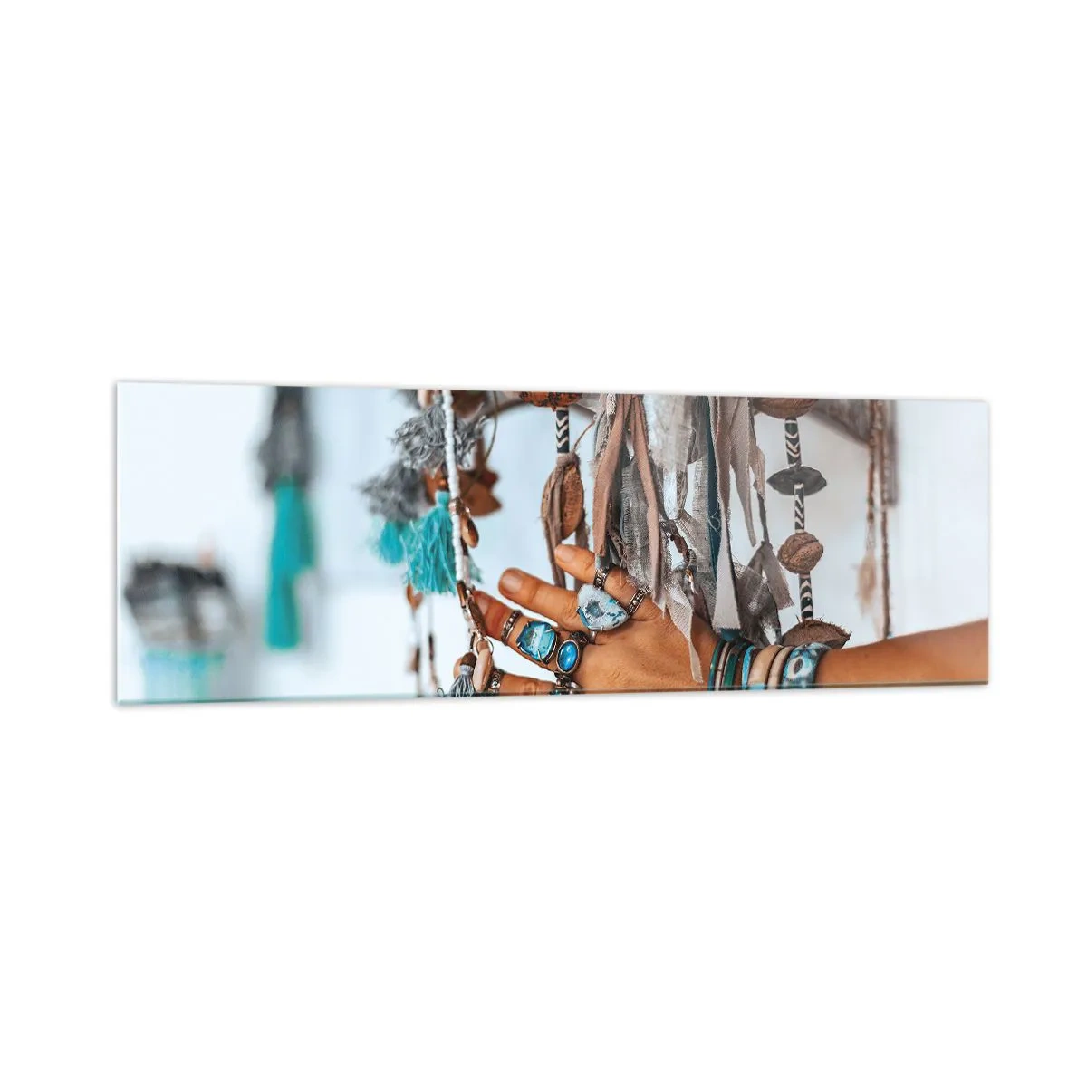 Glasbild - Bild auf glas - Eine mit Boho-Schmuck geschmückte Hand mit Dekorationen im Hintergrund - 160x50cm - Lokale Schätze - Moderne Wanddekoration für Wohnzimmer und Schlafzimmer ARTTOR