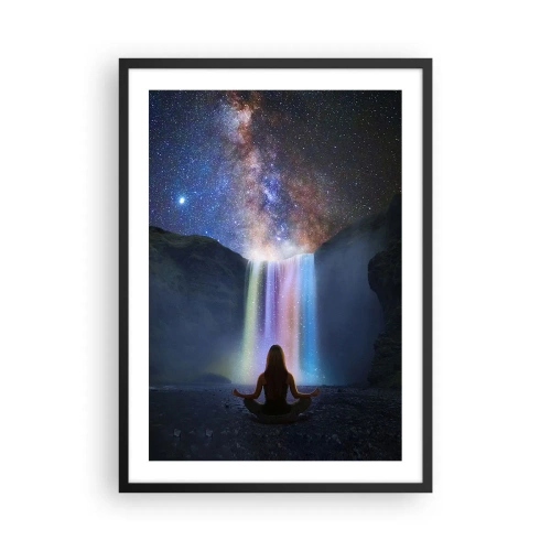 Poster in einem schwarzem Rahmen - Eine Frau meditiert an einem leuchtenden Wasserfall unter einem Sternenhimmel. - 50x70cm - Absolute Harmonie - Moderne Wanddekoration für Wohnzimmer und Schlafzimmer ARTTOR