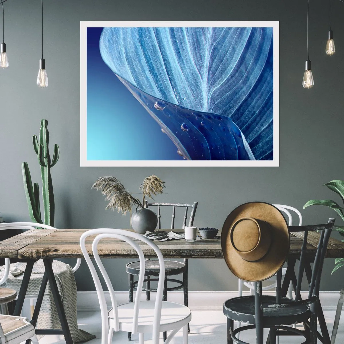 Poster - Ein blaues Blatt mit sichtbaren Wassertropfen - 100x70cm - Versteckte Tropfen vom Blau - Moderne Wanddekoration für Wohnzimmer und Schlafzimmer ARTTOR