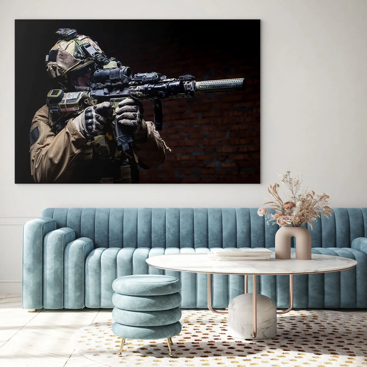 Glasbild - Bild auf glas - Ein Soldat in voller Montur mit einem Gewehr vor einer Ziegelmauer - 70x50cm - Tödlich wirksam - Moderne Wanddekoration für Wohnzimmer und Schlafzimmer ARTTOR