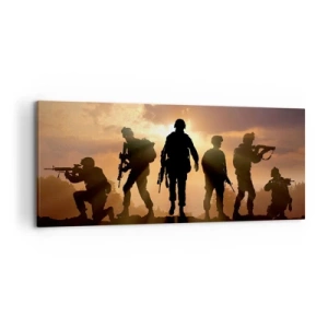 Bild auf Leinwand - Leinwandbild - Soldaten vor dem Hintergrund der untergehenden Sonne in einer dynamischen Umgebung - 120x50cm - Waffenbrüder - Moderne Wanddekoration für Wohnzimmer und Schlafzimmer ARTTOR