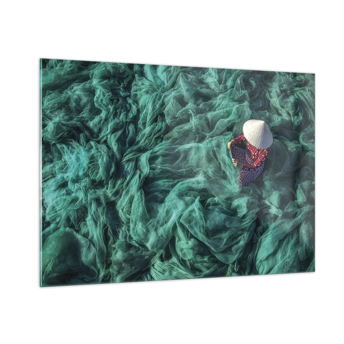 Glasbild - Bild auf glas - Eine Frau mit traditionellem Hut flickt Netze - 100x70cm - In einem Meer aus Netzen - Moderne Wanddekoration für Wohnzimmer und Schlafzimmer ARTTOR
