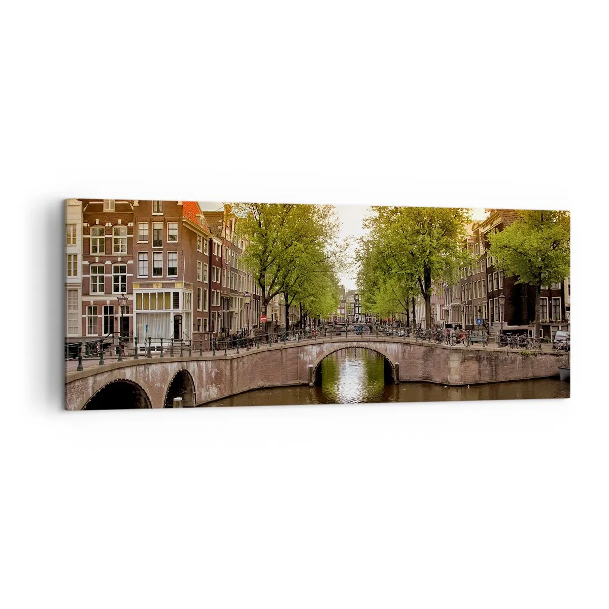 Bild auf Leinwand - Leinwandbild - Ein Kanal in Amsterdam, umgeben von historischen Mietshäusern - 140x50cm - Mit dem Boot oder mit dem Fahrrad? - Moderne Wanddekoration für Wohnzimmer und Schlafzimmer ARTTOR