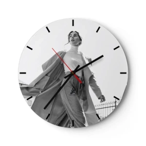 Wanduhr - Glasuhr - Eine stilvolle Frau in Bewegung vor der Kulisse urbaner Architektur - 30x30cm - Gehst du mit mir? - Moderne Wanddekoration für Wohnzimmer, Küche und Schlafzimmer ARTTOR