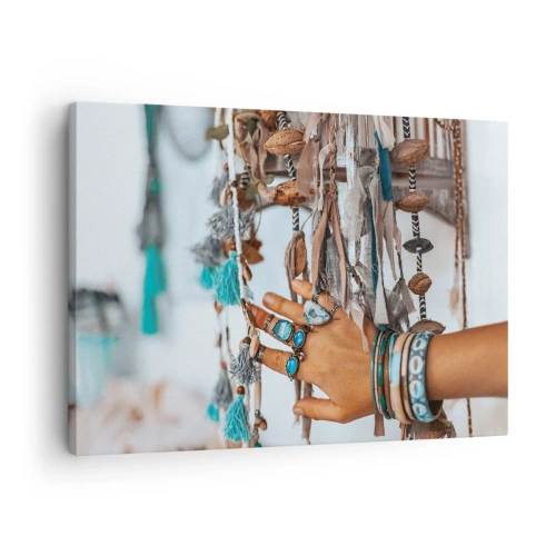 Bild auf Leinwand - Leinwandbild - Eine mit Boho-Schmuck geschmückte Hand mit Dekorationen im Hintergrund - 70x50cm - Lokale Schätze - Moderne Wanddekoration für Wohnzimmer und Schlafzimmer ARTTOR