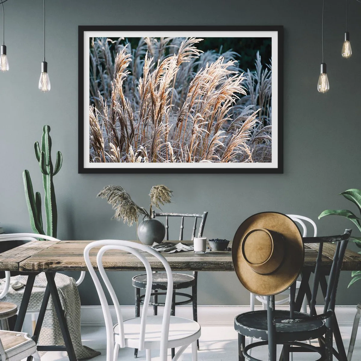 Poster in einem schwarzem Rahmen - Winterliche Grashalme mit Frost bedeckt vor einem dunkelgrünen Hintergrund - 100x70cm - Gekleidet mit Frost - Moderne Wanddekoration für Wohnzimmer und Schlafzimmer ARTTOR
