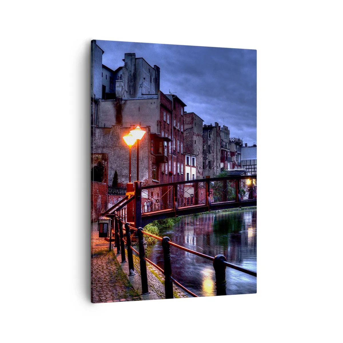 Bild auf Leinwand - Leinwandbild - Abendlicher Blick auf die Mietshäuser und die Brücke über den Kanal - 50x70cm - Solches Bydgoszcz kannte man nicht - Moderne Wanddekoration für Wohnzimmer und Schlafzimmer ARTTOR