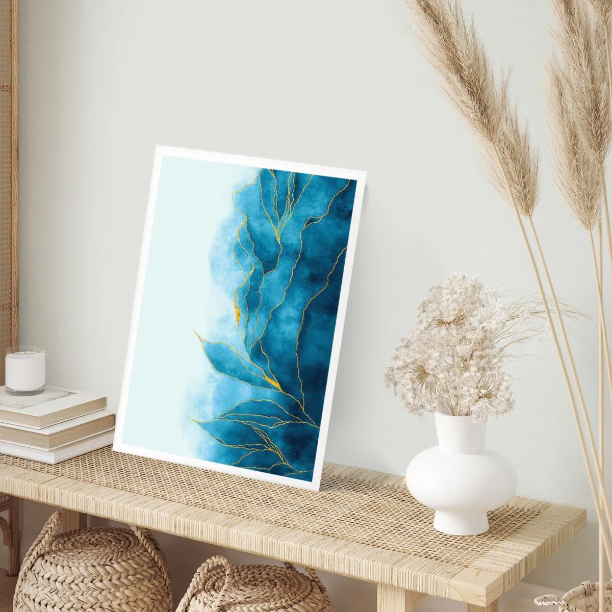 Poster - Eine abstrakte Komposition in Blautönen mit goldenen Linien. - 50x70cm - Blau im Gold - Moderne Wanddekoration für Wohnzimmer und Schlafzimmer ARTTOR