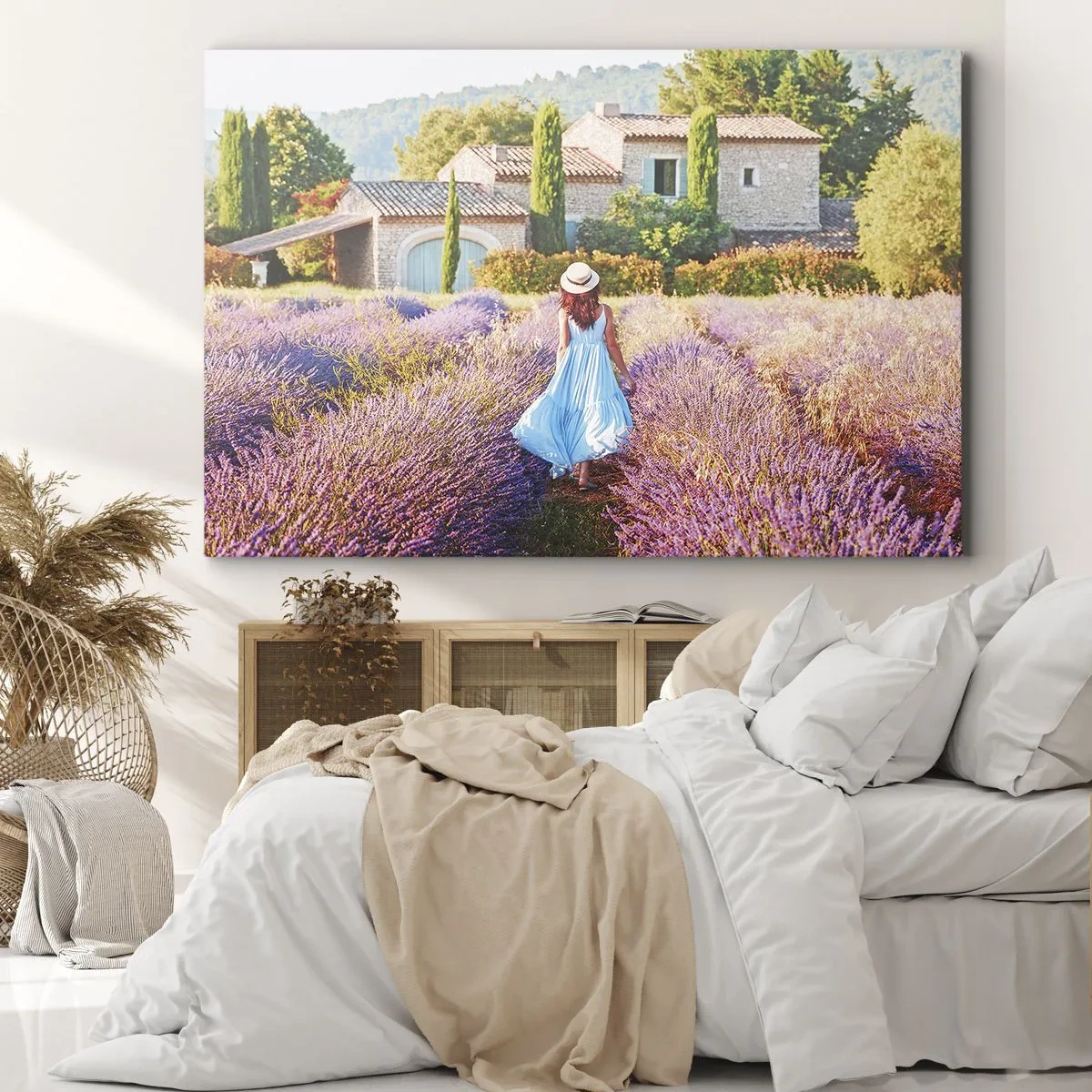 Bild auf Leinwand - Leinwandbild - Eine Frau in einem blauen Kleid geht durch ein Lavendelfeld mit Blick auf ein Haus. - 100x70cm - Lavendel Mädchen - Moderne Wanddekoration für Wohnzimmer und Schlafzimmer ARTTOR