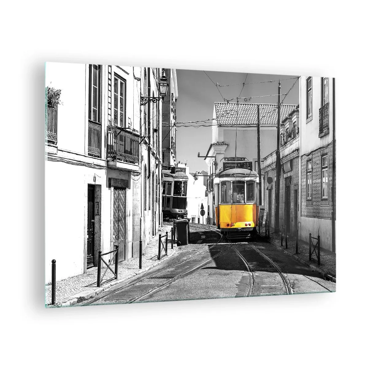 Glasbild - Bild auf glas - Eine gelbe Straßenbahn auf einer schwarz-weißen Straße in einer europäischen Stadt. - 70x50cm - Der Geist von Lissabon - Moderne Wanddekoration für Wohnzimmer und Schlafzimmer ARTTOR