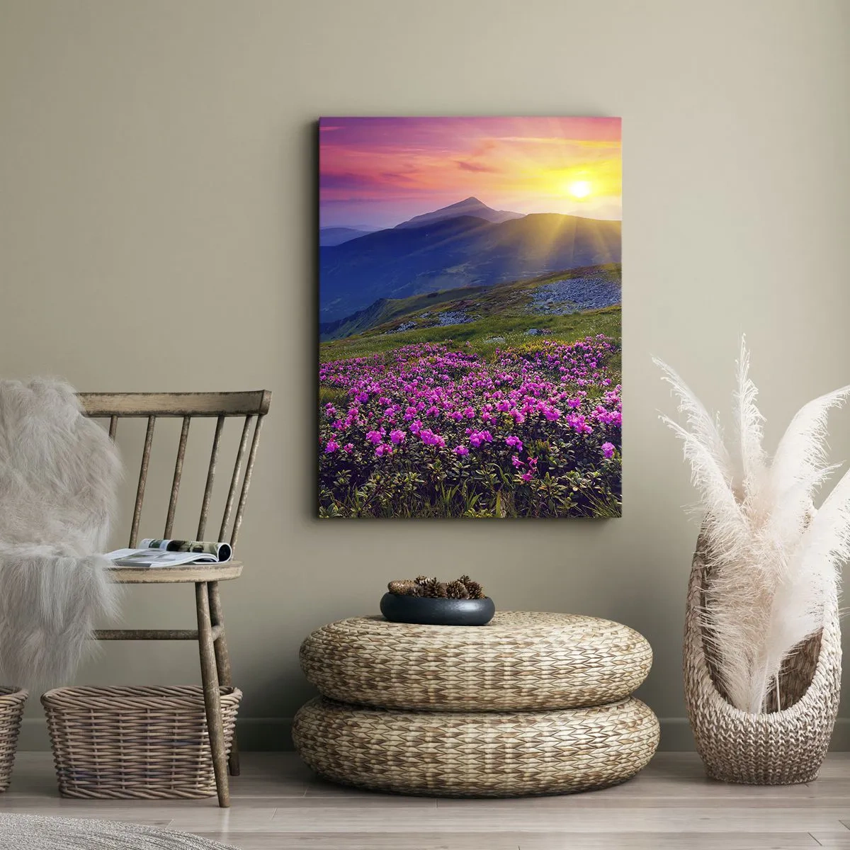 Bild auf Leinwand - Leinwandbild - Eine blühende Wiese mit Blick auf die Berge bei Sonnenuntergang - 80x120cm - … Und drumherum duftet es nach Latschenkiefer und dem Duft von Kräutern - Moderne Wanddekoration für Wohnzimmer und Schlafzimmer ARTTOR