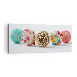 Bild auf Leinwand - Leinwandbild - Bunte Pralinen mit Dekorationen auf weißem Hintergrund - 120x50cm - Das Leben kann süß sein - Moderne Wanddekoration für Wohnzimmer und Schlafzimmer ARTTOR
