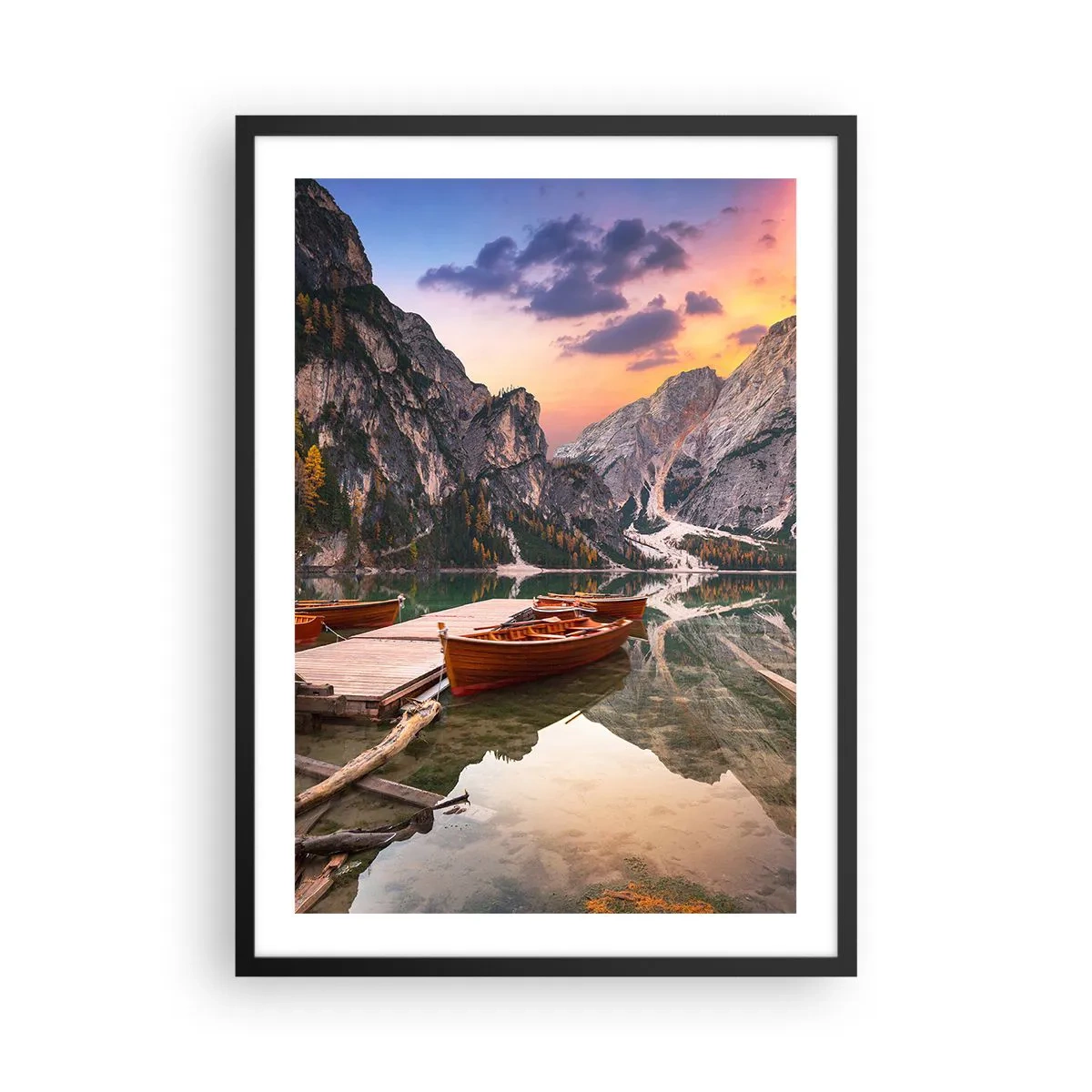 Poster in einem schwarzem Rahmen - Holzboote auf einem von Bergen umgebenen See bei Sonnenuntergang - 50x70cm - Versprechen des Tages - Moderne Wanddekoration für Wohnzimmer und Schlafzimmer ARTTOR