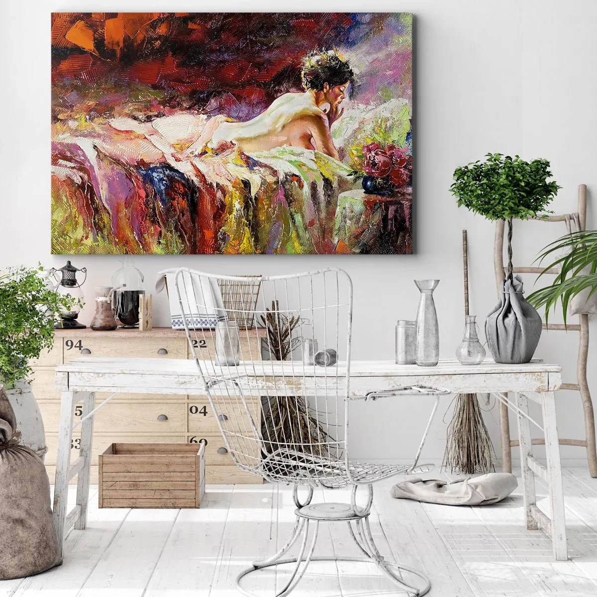 Bild auf Leinwand - Leinwandbild - Eine Frau liegt auf einem Bett vor einem Hintergrund aus abstrakten Farben. - 120x80cm - Venus in Gedanken - Moderne Wanddekoration für Wohnzimmer und Schlafzimmer ARTTOR