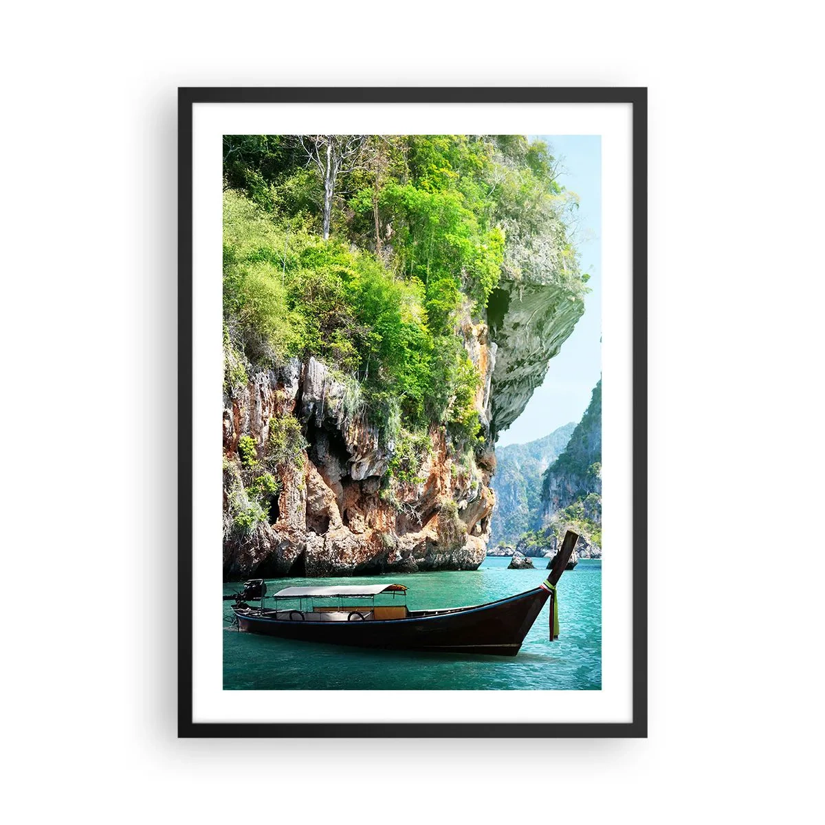 Poster in einem schwarzem Rahmen - Ein traditionelles Boot vor der Kulisse malerischer Felsen und Grünflächen - 50x70cm - Eine Einladung zu einer exotischen Reise - Moderne Wanddekoration für Wohnzimmer und Schlafzimmer ARTTOR