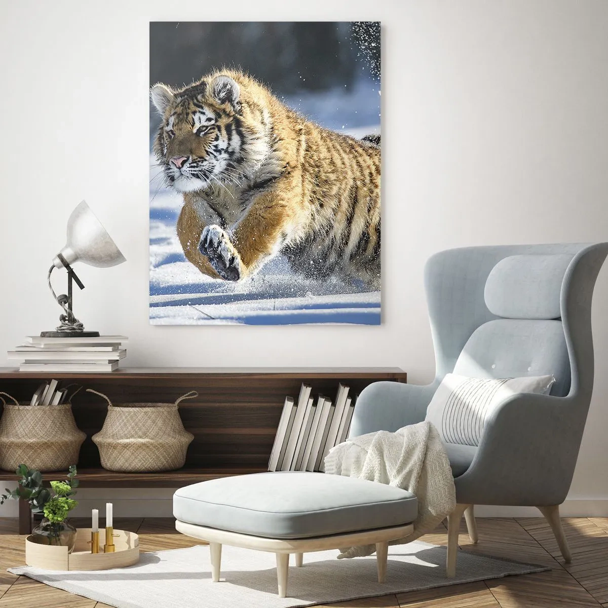 Glasbild - Bild auf glas - Ein sibirischer Tiger läuft durch den Schnee in einer Winterlandschaft. - 50x70cm - Gott der sibirischen Taiga - Moderne Wanddekoration für Wohnzimmer und Schlafzimmer ARTTOR