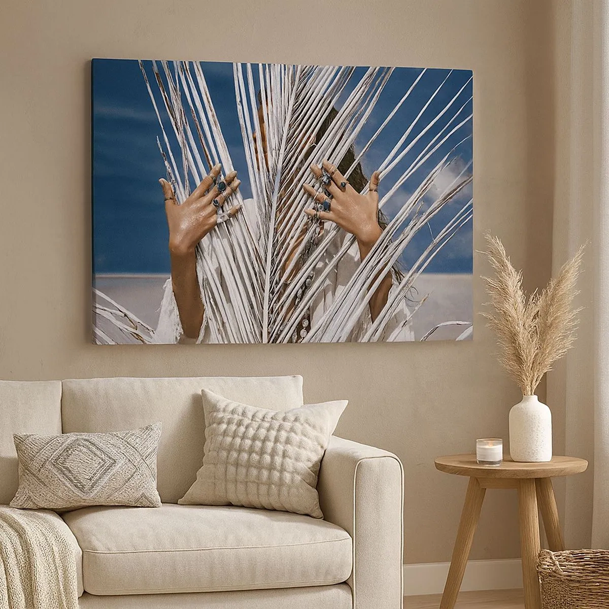 Bild auf Leinwand - Leinwandbild - Eine Frau, versteckt hinter Palmblättern, mit Ringen an den Händen. - 70x50cm - Das Mädchen des Schamanen? - Moderne Wanddekoration für Wohnzimmer und Schlafzimmer ARTTOR