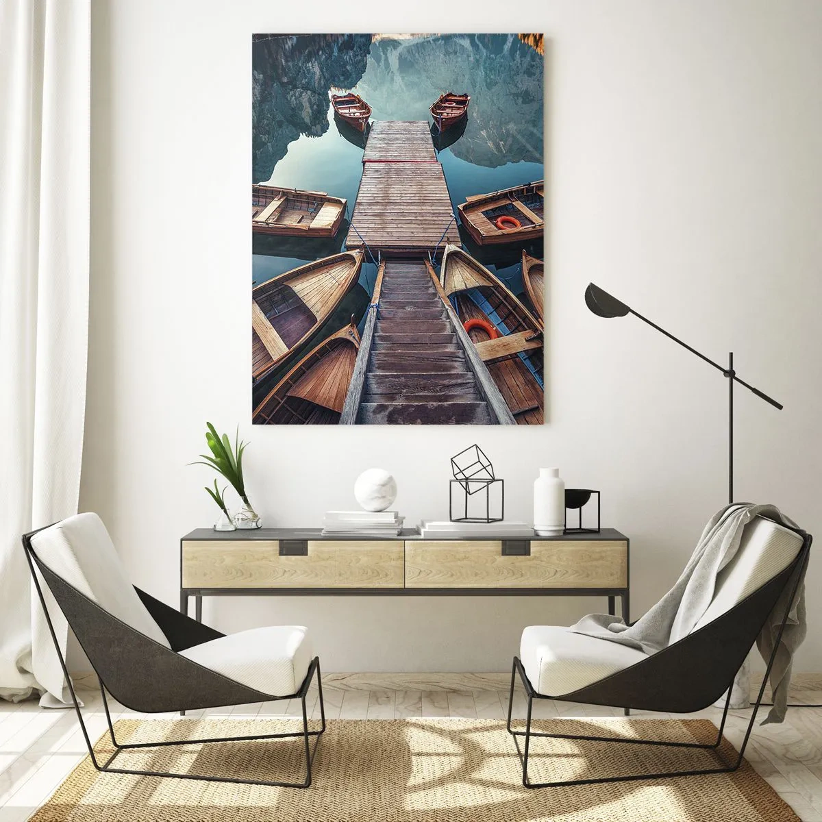 Glasbild - Bild auf glas - Holzboote an einem Pier an einem Bergsee - 80x120cm - Ich warte am Yachthafen - Moderne Wanddekoration für Wohnzimmer und Schlafzimmer ARTTOR