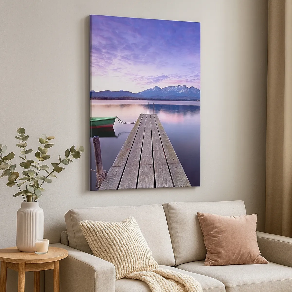 Bild auf Leinwand - Leinwandbild - Ein Holzsteg mit einem Boot auf einem von Bergen umgebenen See bei Sonnenuntergang - 50x70cm - Freundliche Stille - Moderne Wanddekoration für Wohnzimmer und Schlafzimmer ARTTOR