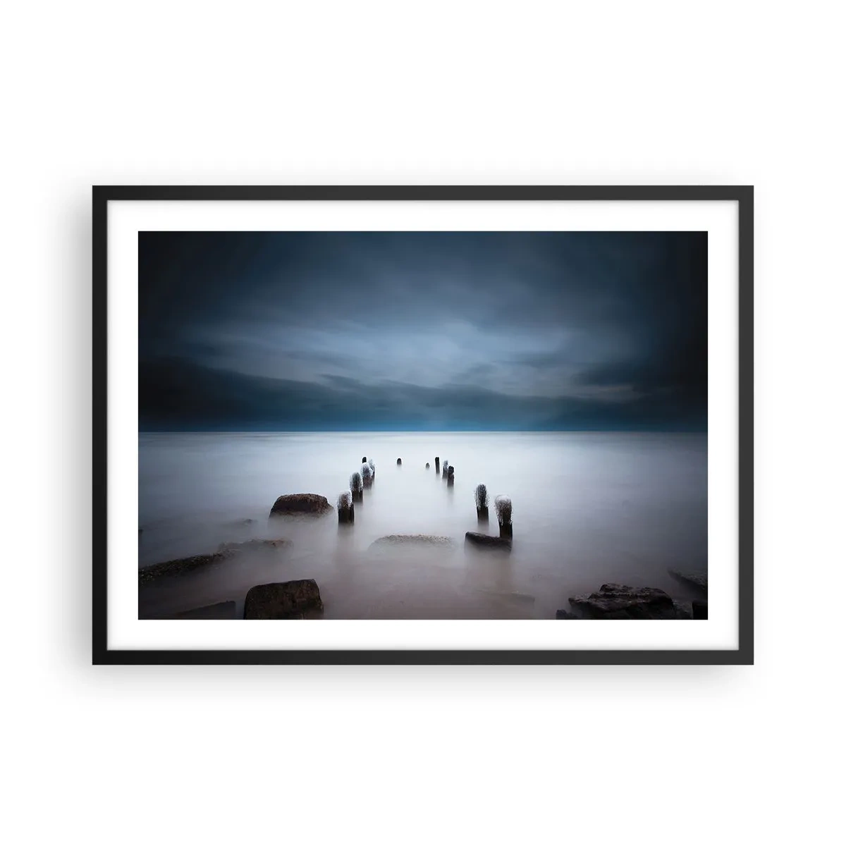 Poster in einem schwarzem Rahmen - Der alte Pier vor der Kulisse eines ruhigen Meeres - 70x50cm - Nachdenklicher See - Moderne Wanddekoration für Wohnzimmer und Schlafzimmer ARTTOR