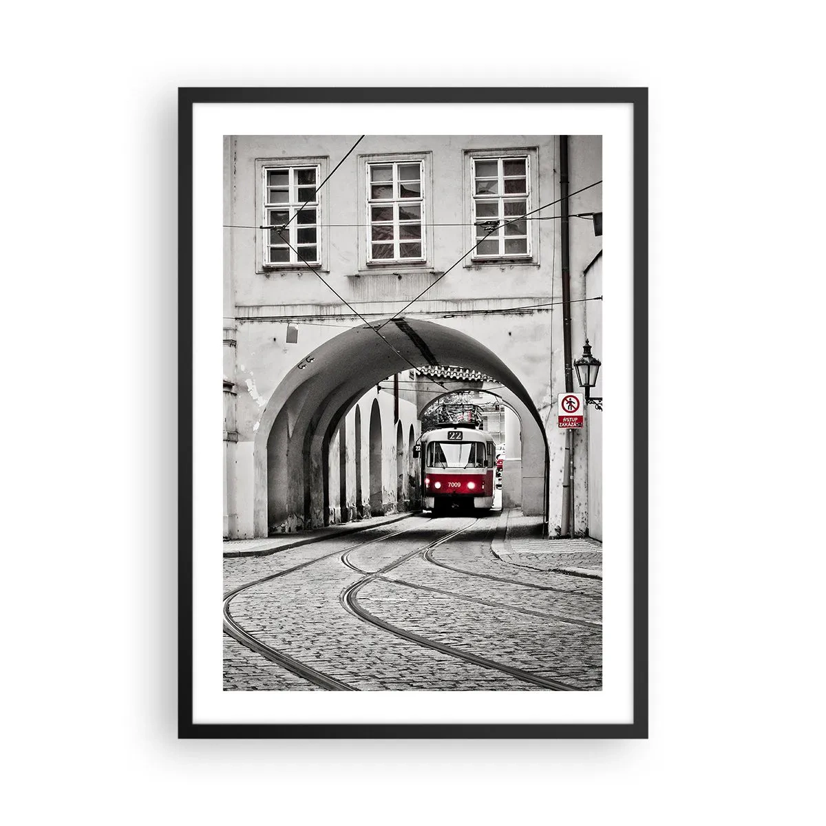 Poster in einem schwarzem Rahmen - Rote Straßenbahn in schwarz-weißer Umgebung - 50x70cm - Durch das Stadtlabyrinth - Moderne Wanddekoration für Wohnzimmer und Schlafzimmer ARTTOR
