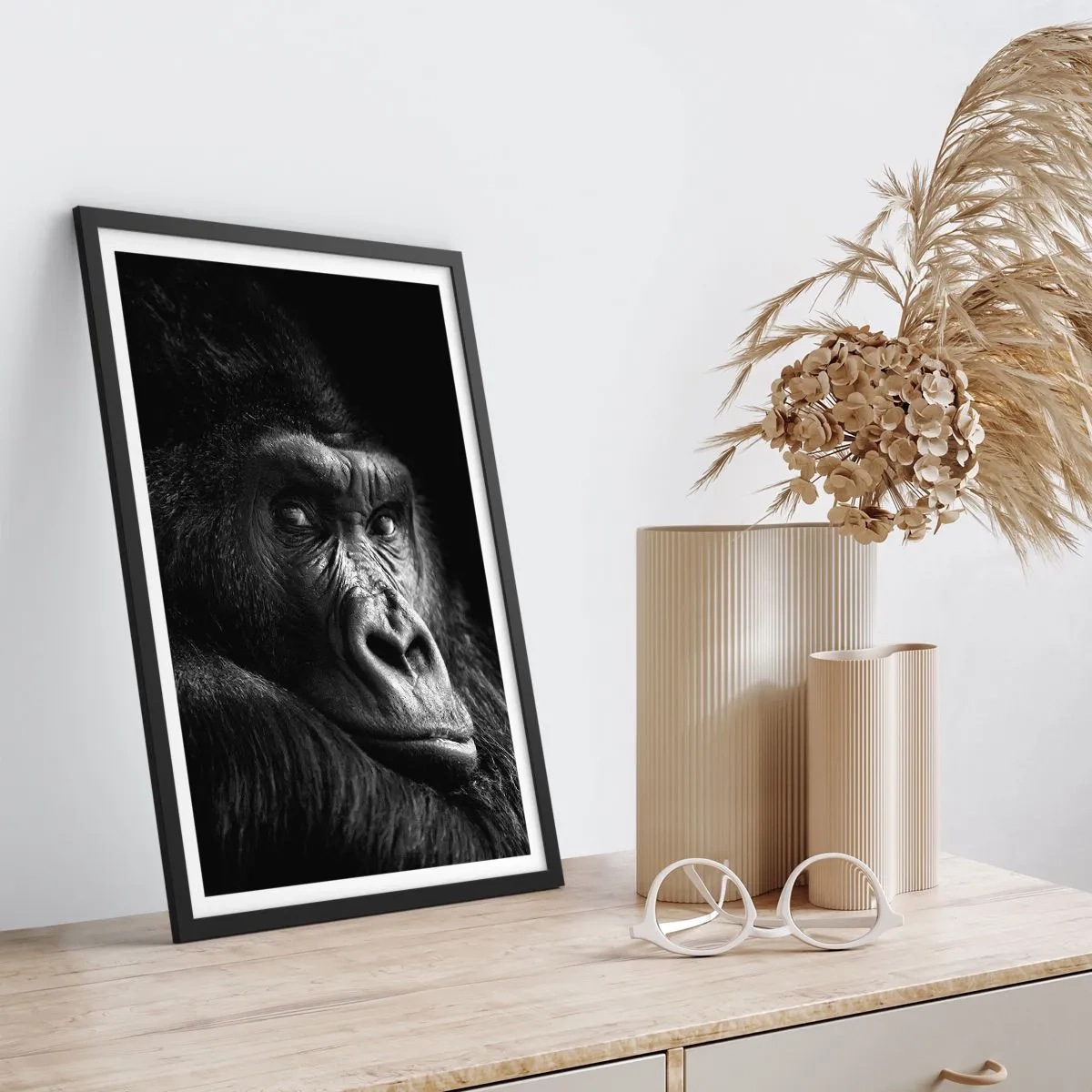 Poster in einem schwarzem Rahmen - Porträt eines Gorillas vor schwarzem Hintergrund in lebendigen Details - 50x70cm - Und was guckst du so? - Moderne Wanddekoration für Wohnzimmer und Schlafzimmer ARTTOR