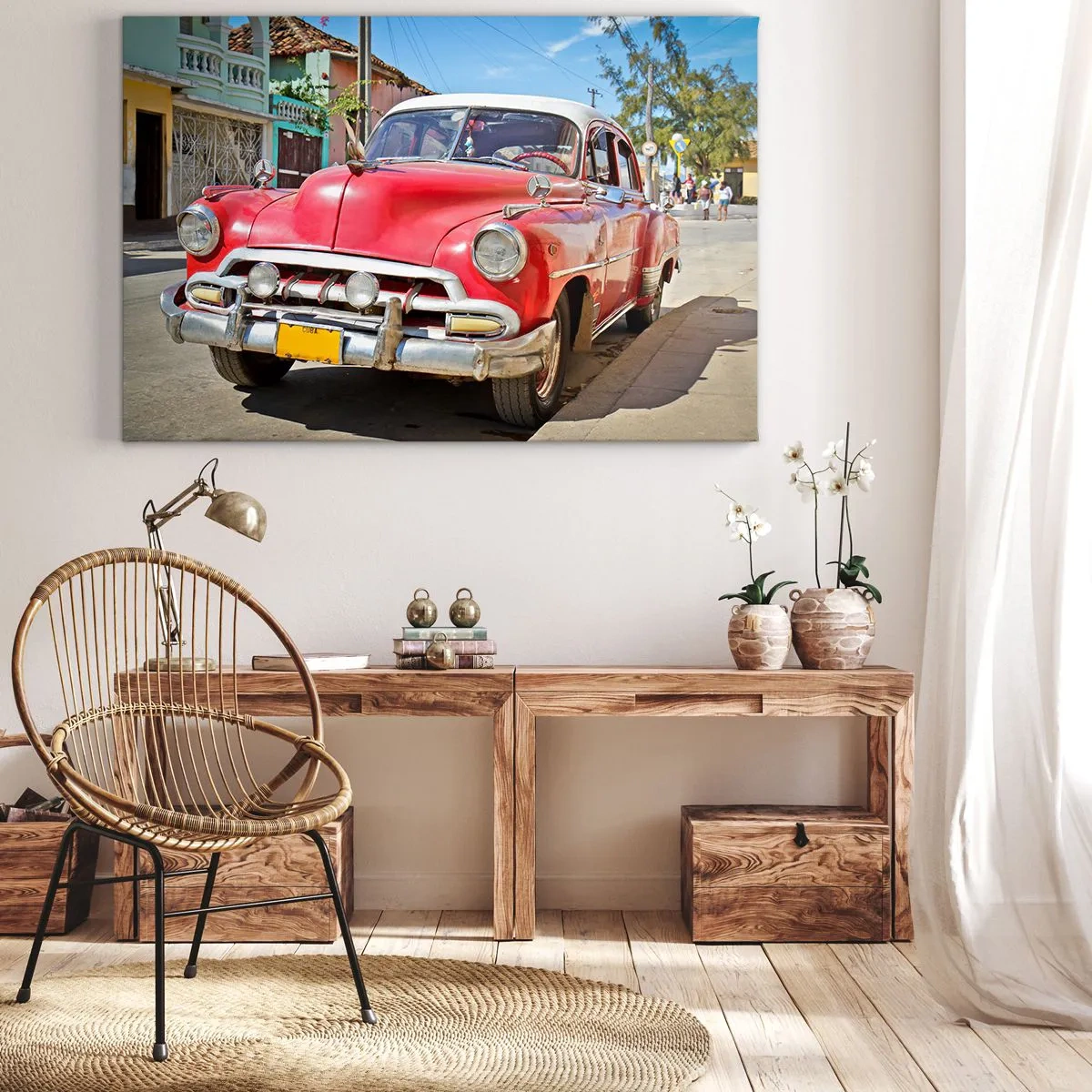 Bild auf Leinwand - Leinwandbild - Ein roter Oldtimer, der an einem sonnigen Tag auf der Straße geparkt ist - 70x50cm - Nur in Kuba - Moderne Wanddekoration für Wohnzimmer und Schlafzimmer ARTTOR