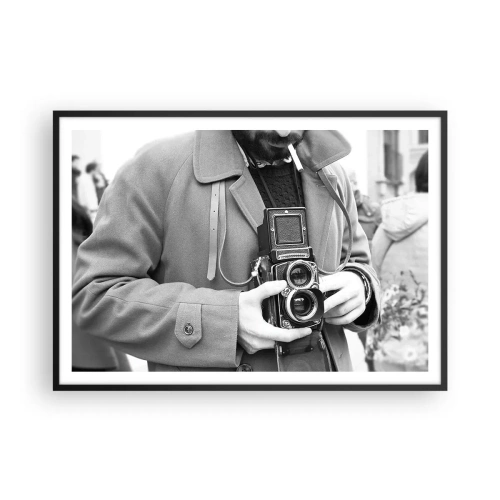 Poster in einem schwarzem Rahmen - Schwarz-Weiß-Foto eines Mannes mit einer Retro-Kamera - 100x70cm - Retro-Stil - Moderne Wanddekoration für Wohnzimmer und Schlafzimmer ARTTOR