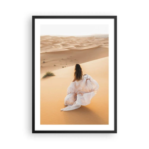 Poster in einem schwarzem Rahmen - Eine Frau in einem wallenden Kleid in der Wüste - 50x70cm - Flucht in die Freiheit - Moderne Wanddekoration für Wohnzimmer und Schlafzimmer ARTTOR
