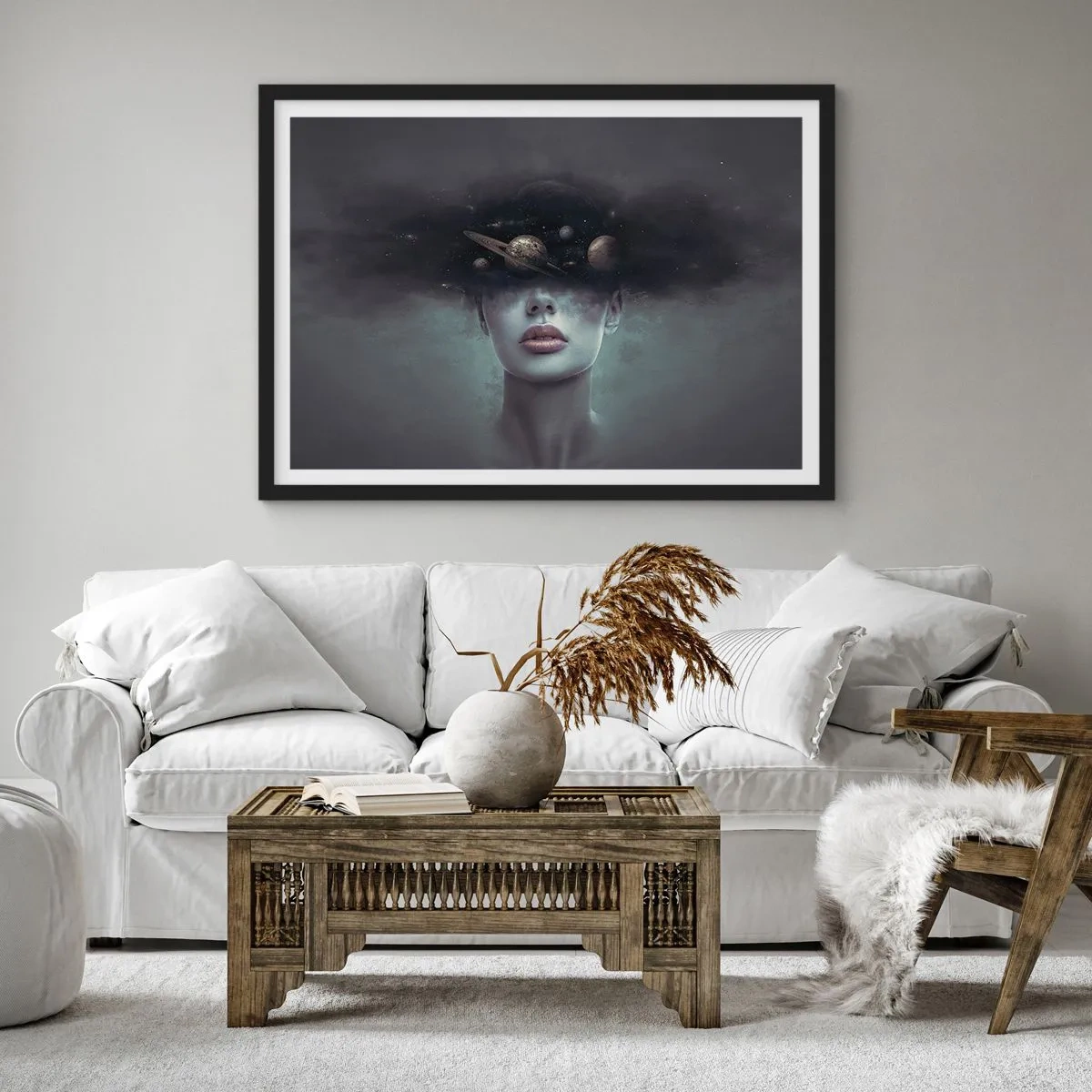Poster in einem schwarzem Rahmen - Ein Frauengesicht mit einem Planeten- und Weltraummotiv im Hintergrund - 70x50cm - Und die Planeten spielen verrückt ... - Moderne Wanddekoration für Wohnzimmer und Schlafzimmer ARTTOR