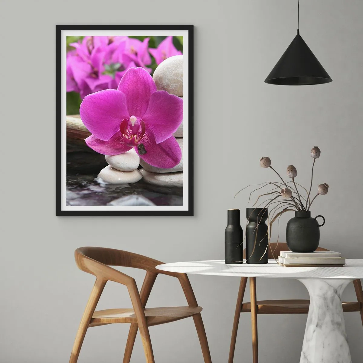 Poster in einem schwarzem Rahmen - Eine violette Orchidee vor einem Hintergrund aus Steinen in harmonischer Anordnung - 50x70cm - Du ruhst dich schon aus - Moderne Wanddekoration für Wohnzimmer und Schlafzimmer ARTTOR
