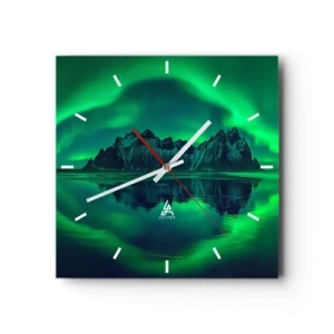 Wanduhr - Glasuhr - Berge, umgeben von Polarlichtern, die sich im Wasser spiegeln - 30x30cm - In den Armen der Aurora - Moderne Wanddekoration für Wohnzimmer und Schlafzimmer ARTTOR