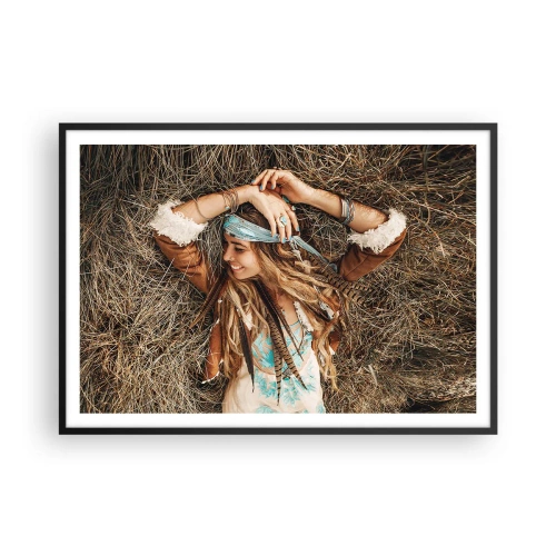 Poster in einem schwarzem Rahmen - Frau im Boho-Stil liegt auf Heu - 100x70cm - Auf dem Weg in den Sommer der Liebe - Moderne Wanddekoration für Wohnzimmer und Schlafzimmer ARTTOR