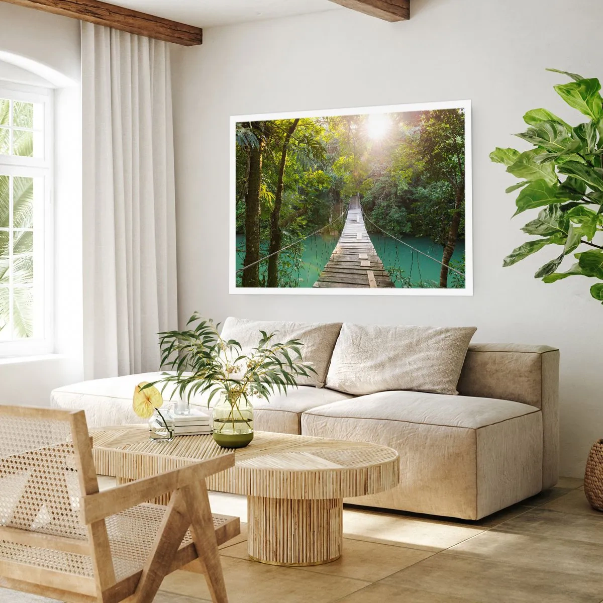 Poster - Eine Hängebrücke in einem tropischen Wald, beleuchtet vom Sonnenlicht. - 100x70cm - Über das azurblaue Wasser zum azurblauen Wald - Moderne Wanddekoration für Wohnzimmer und Schlafzimmer ARTTOR