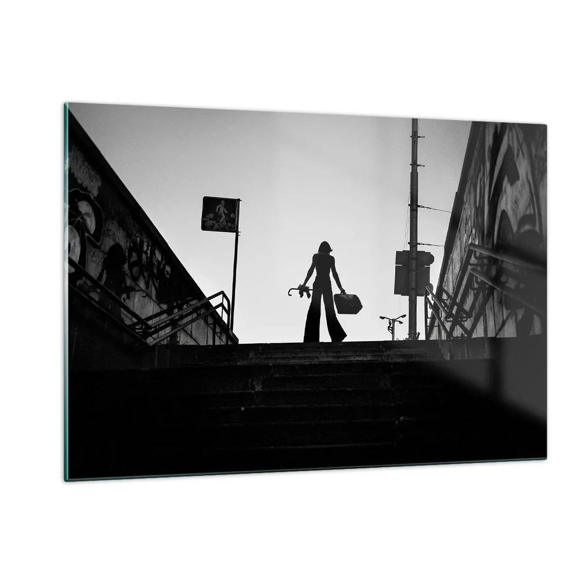 Glasbild - Bild auf glas - Schwarz-weiße Silhouette einer Frau vor dem Hintergrund einer Stadtlandschaft - 120x80cm - Städtisches Wandern - Moderne Wanddekoration für Wohnzimmer und Schlafzimmer ARTTOR